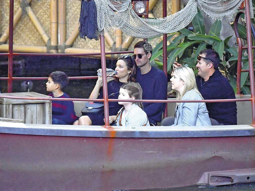 Fun, Vehicle, Leisure, Amusement ride, Recreation, Amusement park, Vacation, Glasses, Boat, 