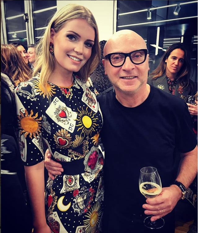 Eyewear, Fashion, Event, Cool, Glasses, Party, Liqueur, Sunglasses, Selfie, Distilled beverage, 