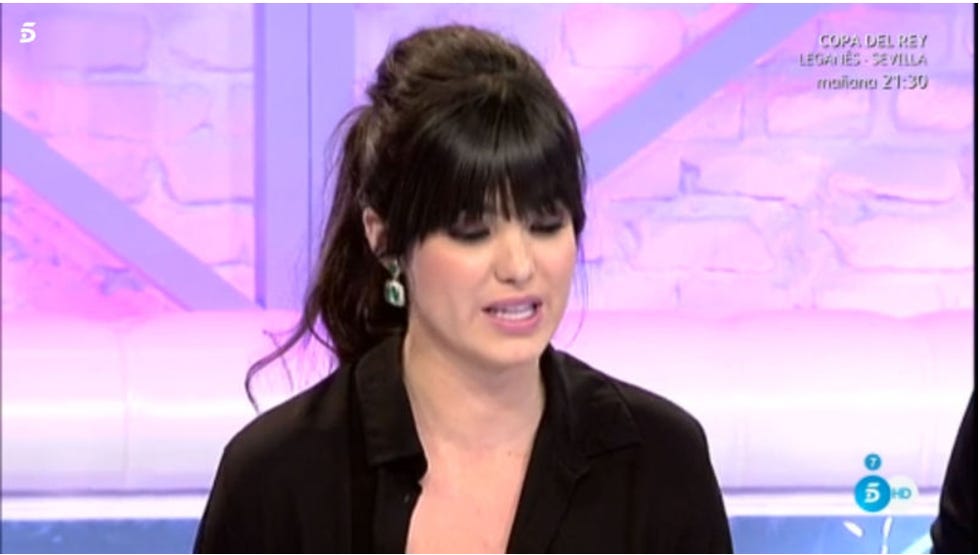 Hair, Facial expression, Skin, Hairstyle, Television presenter, Forehead, Black hair, Cheek, Eyebrow, Chin, 