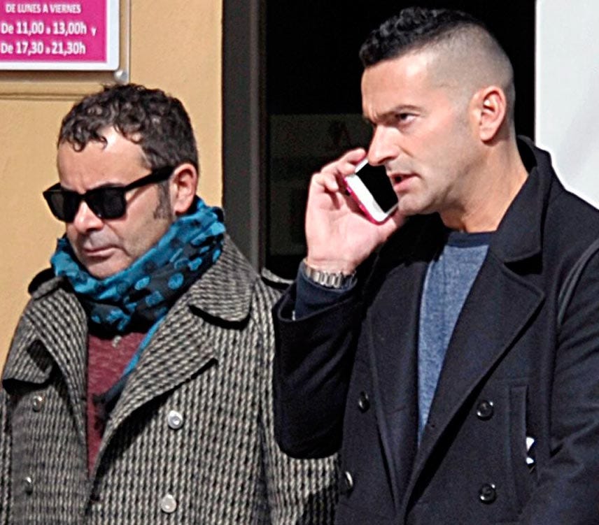 El presentador de 'Sálvame' ha roto con su novio después de diez años de relación.