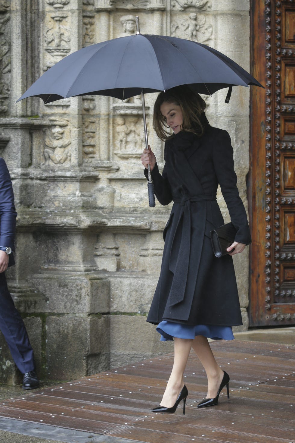 Umbrella, Clothing, Outerwear, Standing, Fashion, Snapshot, Coat, Street fashion, Rain, Fashion accessory, 