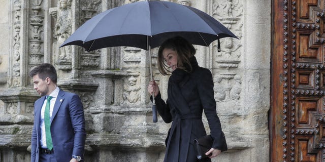 Umbrella, Rain, Fashion, Academic dress, Fashion accessory, Outerwear, Street fashion, 