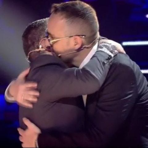 Jorge Javier Vázquez y Risto Mejido se abrazan en 'Got Talent'.