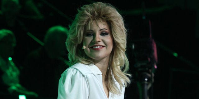 Hair, Face, Green, Blond, Beauty, Performance, Human, Smile, Fun, Mouth, 