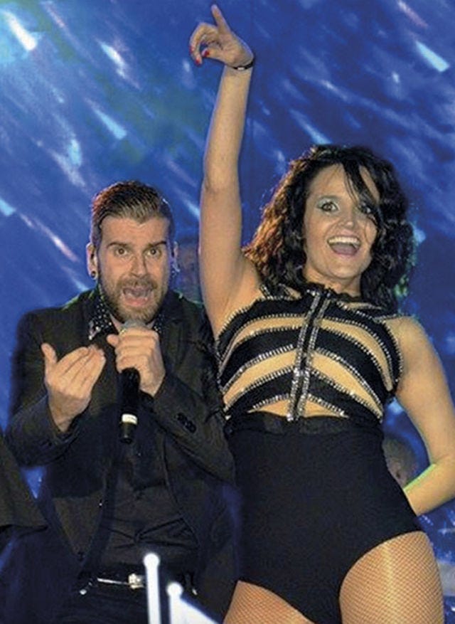 Performance, Thigh, Music artist, Singer, Leg, Event, Fun, Performing arts, Singing, 