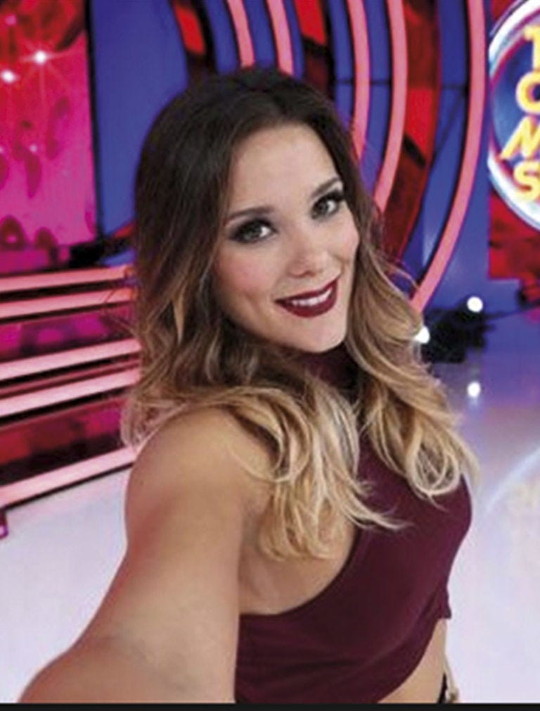 Hair, Hairstyle, Beauty, Blond, Lip, Long hair, Brown hair, Smile, Model, Television presenter, 