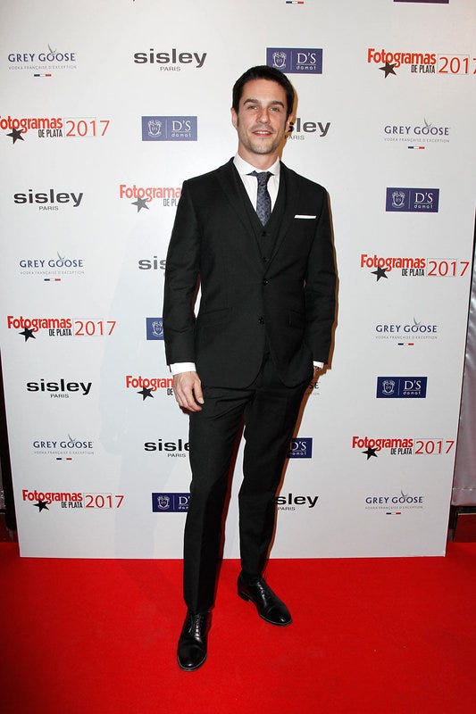 Suit, Formal wear, Red carpet, Carpet, Tuxedo, Event, Premiere, White-collar worker, Pantsuit, 