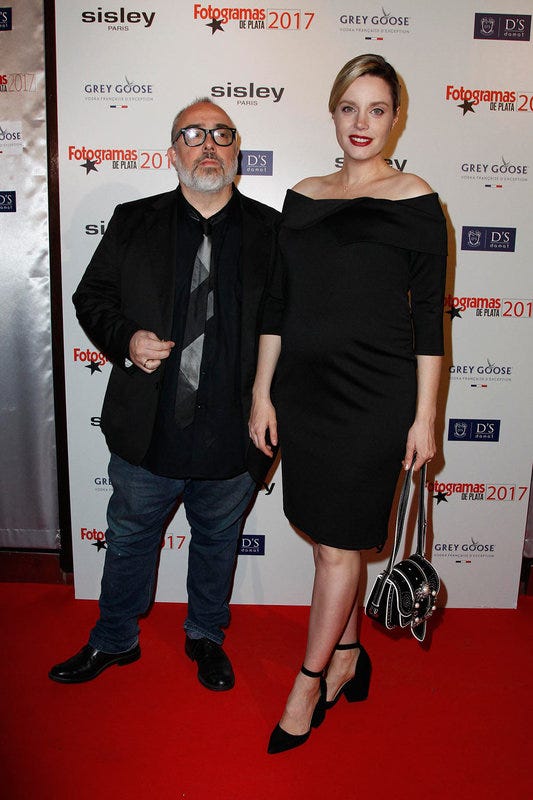 Red carpet, Carpet, Premiere, Dress, Event, Little black dress, Fashion, Flooring, Cocktail dress, Fashion accessory, 