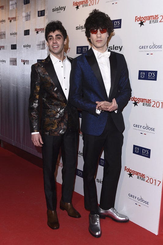 Red carpet, Suit, Carpet, Clothing, Formal wear, Tuxedo, Event, Premiere, Fashion, Flooring, 