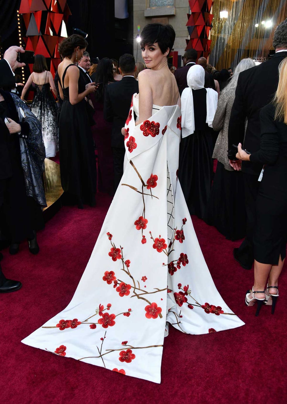 Red carpet, Carpet, Dress, Flooring, Gown, Clothing, Fashion, Premiere, Hairstyle, Shoulder, 