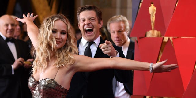Facial expression, Event, Carpet, Premiere, Smile, Performance, Red carpet, Laugh, Photography, Selfie, 