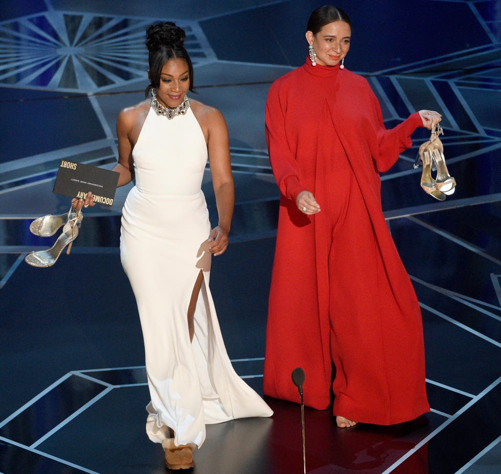 Las actrices salieron al escenario de los Oscar 2018 con los tacones en la mano para reivindicar el feminismo.