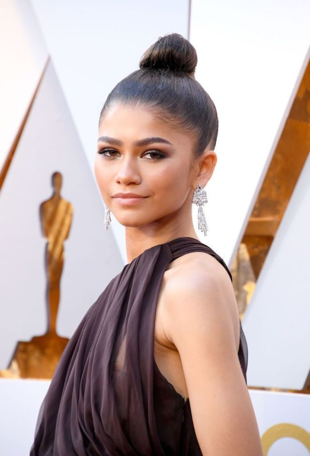 Hair, Hairstyle, Face, Beauty, Fashion, Black hair, Chignon, Model, Bun, Long hair, 