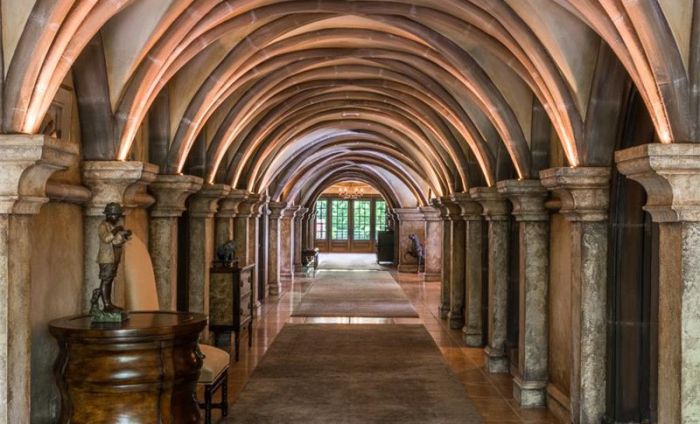 Architecture, Arch, Vault, Arcade, Medieval architecture, Column, Classical architecture, Symmetry, History, Crypt, 