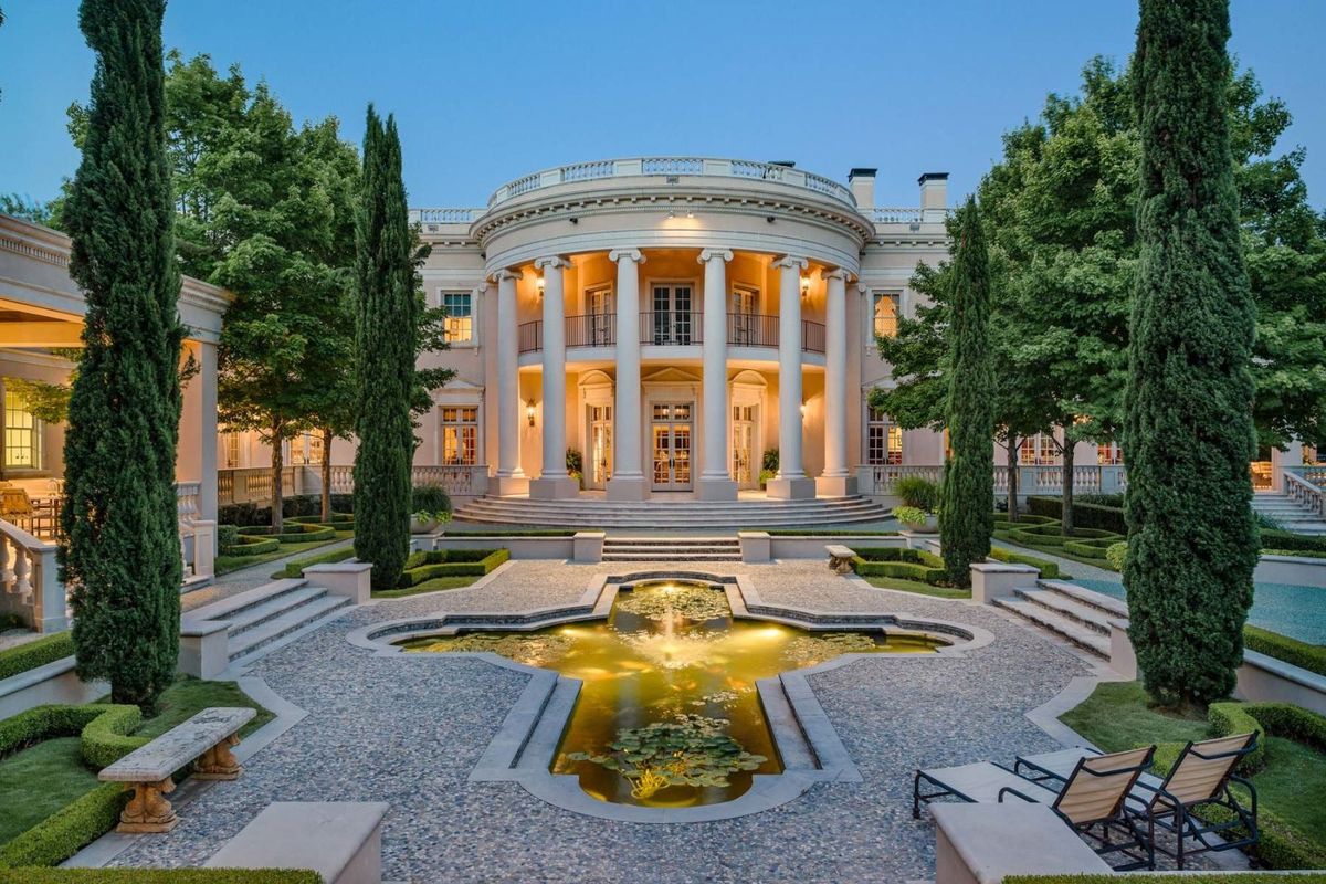 Plant, Garden, Water feature, Mansion, Palace, Classical architecture, Courtyard, Estate, Lawn, Official residence, 