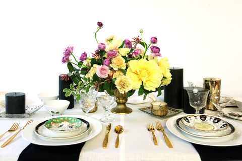 Serveware, Dishware, Tablecloth, Bouquet, Petal, Flower, Tableware, Centrepiece, Table, Plate, 