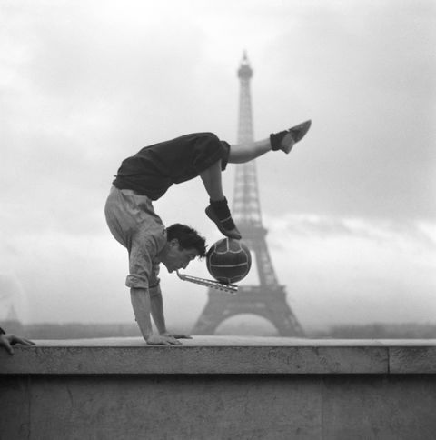 Juggler-in-front-of-Eiffel-Tower