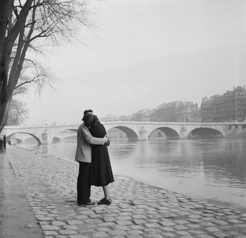 Couple-in-Paris-by-bridge