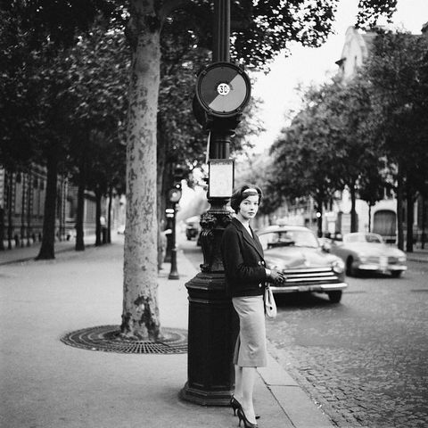 Parisian-lady-on-streets-of-Paris