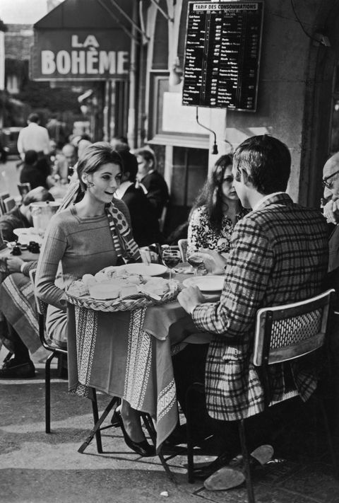 People-at-a-cafe-in-Paris-in-1960