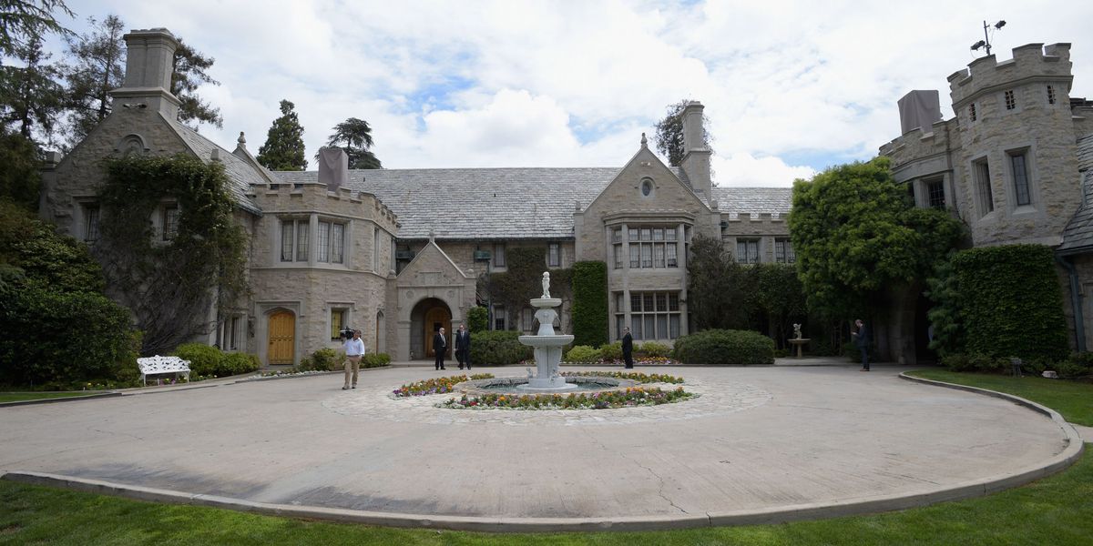 hugh-hefner-sold-his-playboy-mansion-celebrity-homes