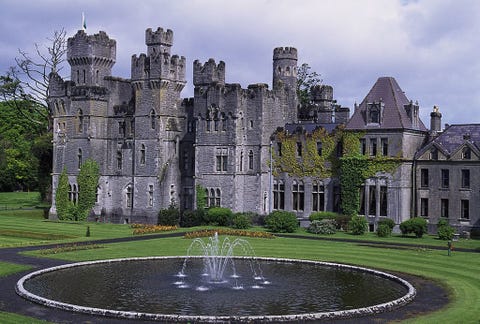 Fountain, Grass, Architecture, Property, Garden, Building, Landmark, Water feature, Castle, Manor house, 