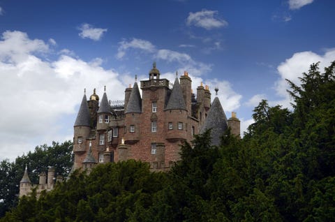 Cloud, Tree, Building, Landmark, Castle, Cumulus, House, Medieval architecture, Turret, Manor house, 