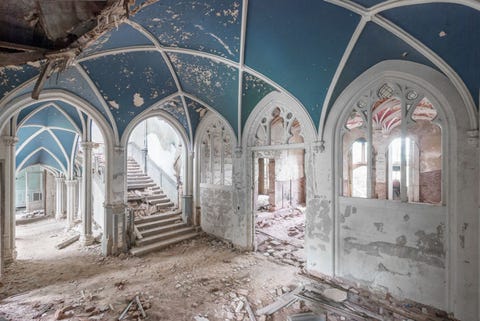 13 Photos Of Abandoned Mansions That May Make Your Heart Stop