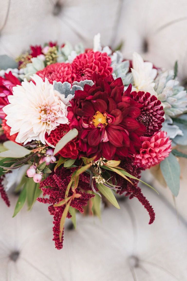 red christmas floral arrangements