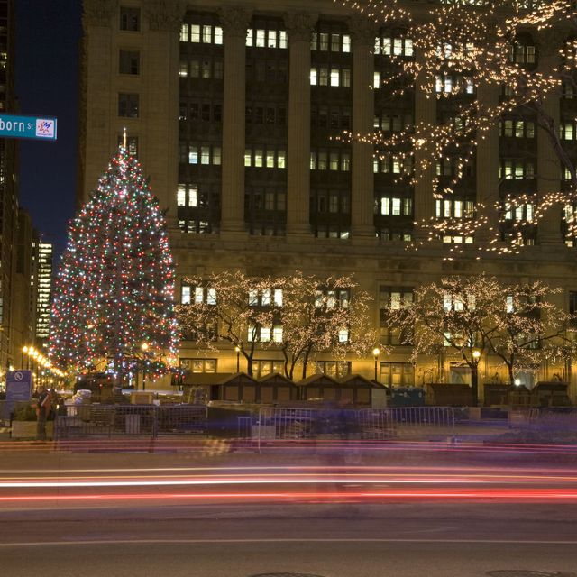 Lighting, Christmas decoration, Electricity, Metropolitan area, Facade, Building, Winter, Landmark, Light, Urban area, 