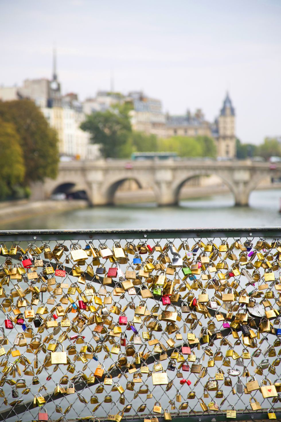 Paris Sells Love Locks To Refugees - Paris Refugees Donation
