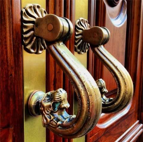 Wood, Wood stain, Handle, Hardwood, Fixture, Metal, Household hardware, Door, Iron, Door handle, 