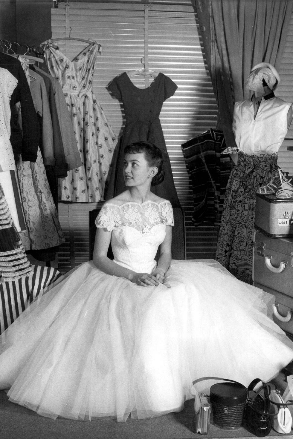 Abito, Fotografia, Abito da sera, Abbigliamento, Abito da sposa, Gonna a cerchio, Abito da sposa, Bambino, Moda, Abbigliamento da sposa,