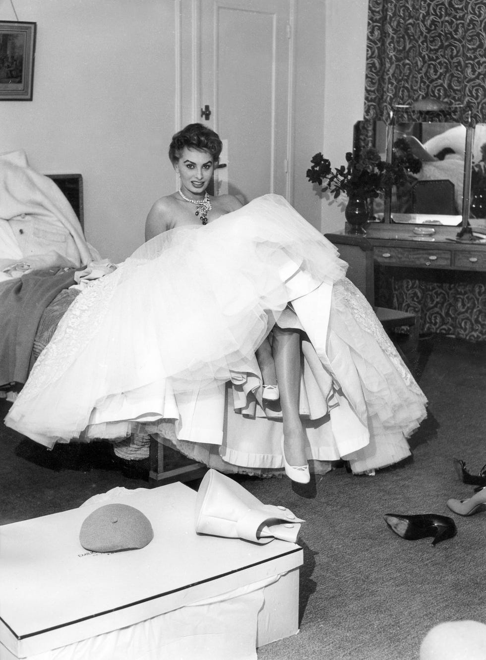 Fotografia, Bianco, Abito, Abito da sposa, Stanza, Abito da sposa, Bianco e nero, Abiti da sposa, Fotografia, Sarta,