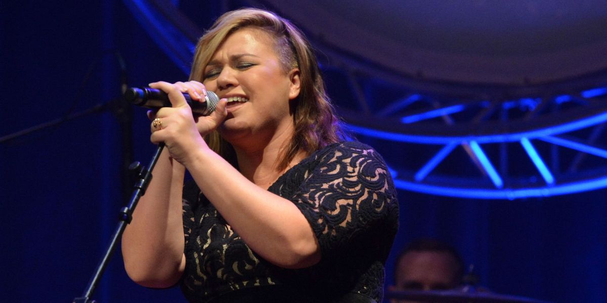 Kelly Clarkson Sings Outrageous Tinder Profiles