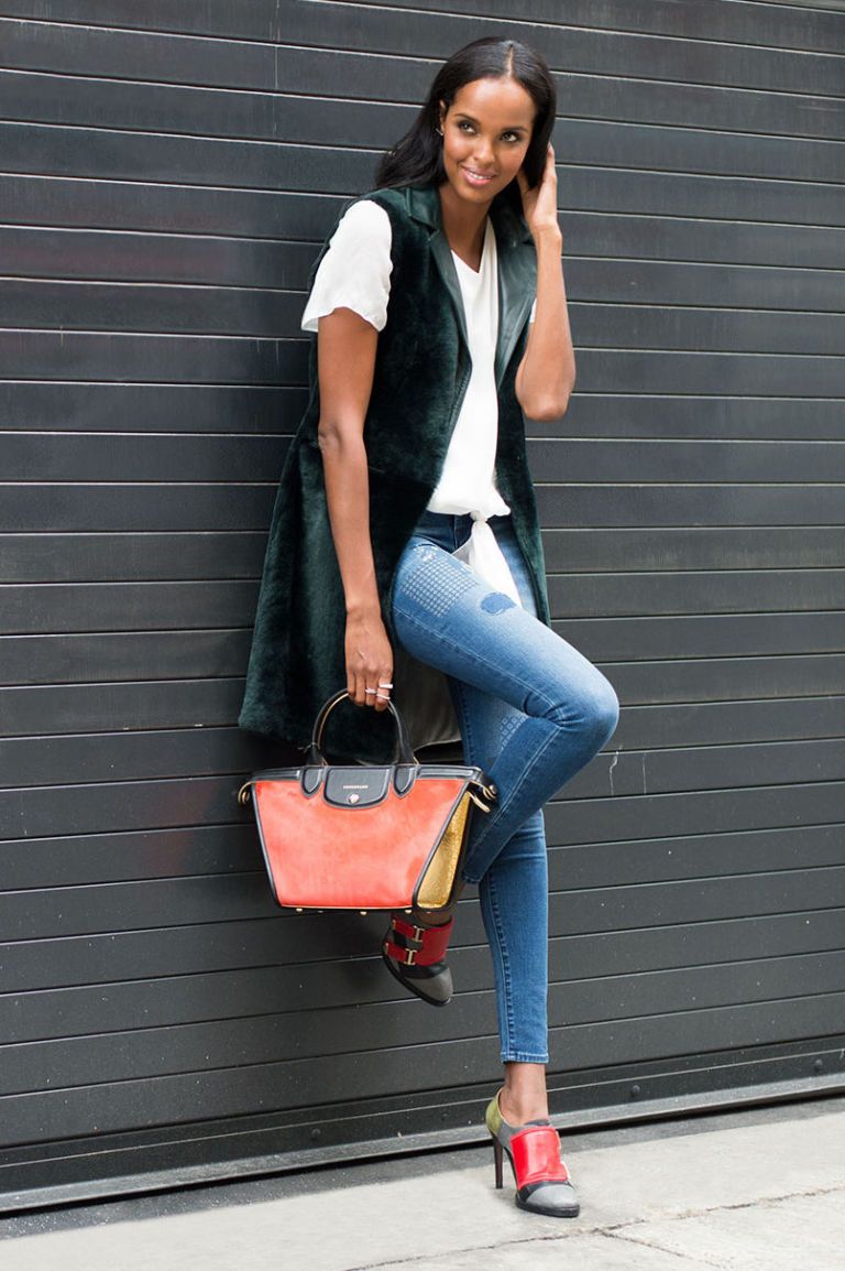 Jeans and a white top  Grey bag outfit, Street style outfit, Outfits