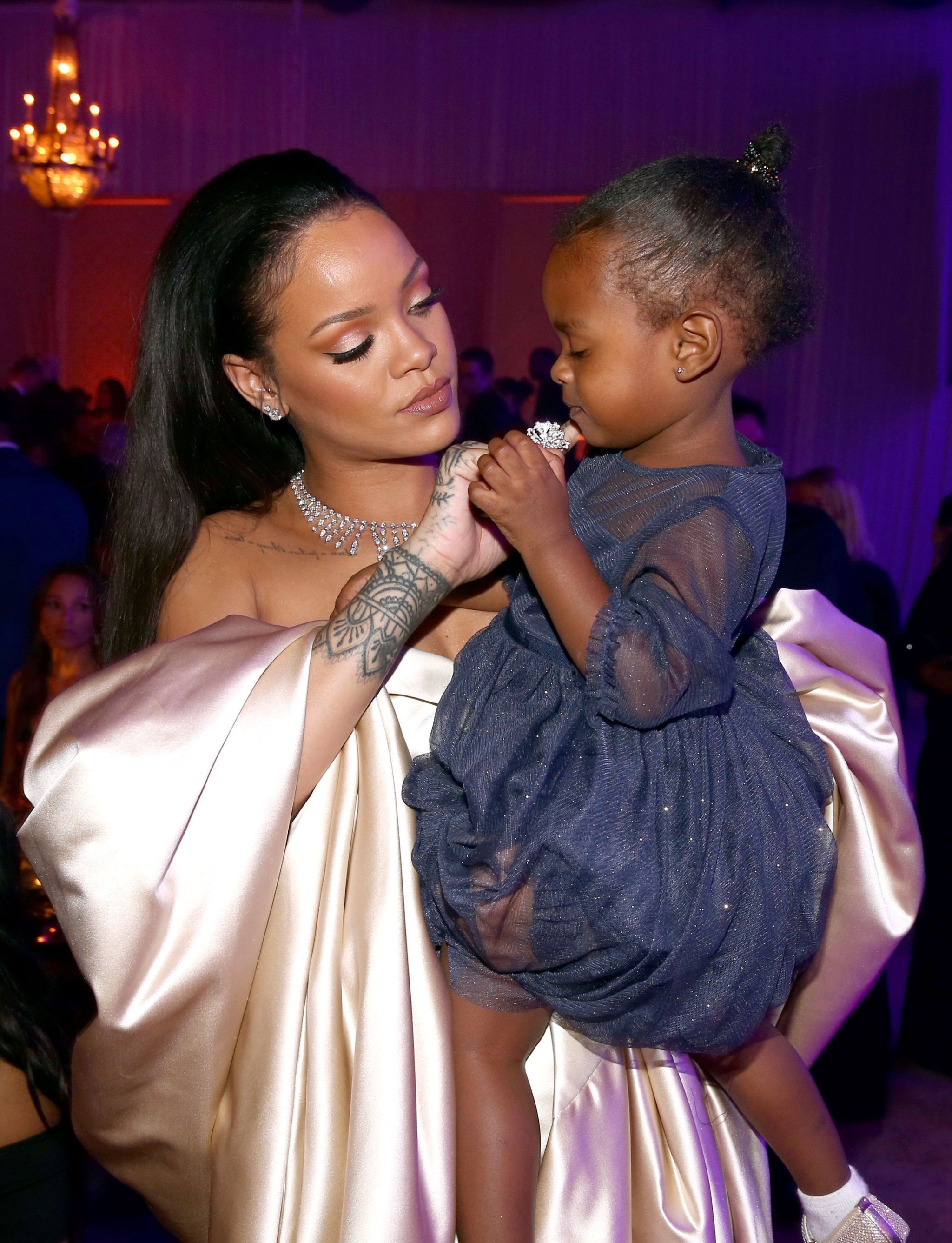 Rihanna With Kids - Rihanna Is The Best Babysitter