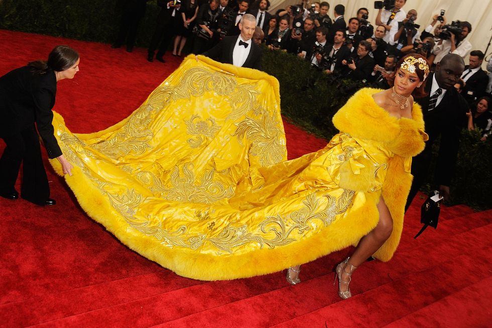 Yellow, Event, Flooring, Formal wear, Tradition, Carpet, Gown, Public event, Costume, Audience, 