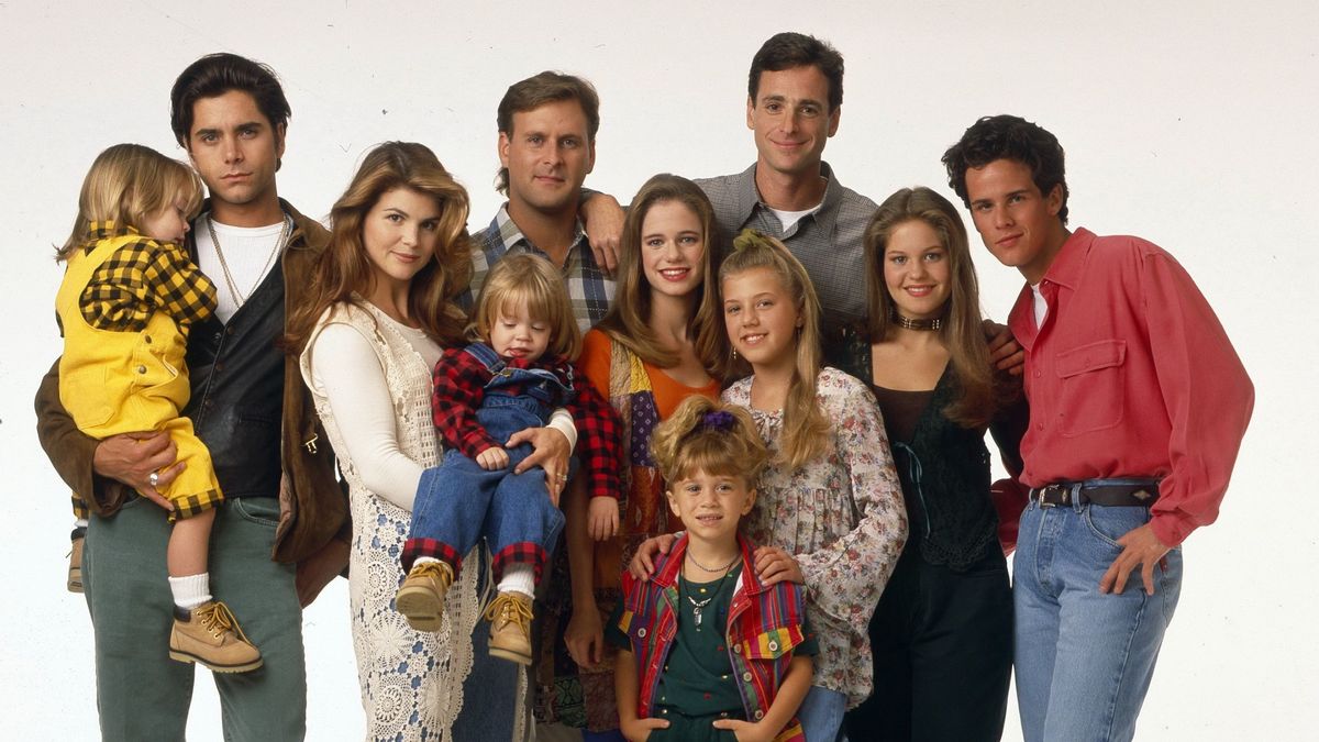 Fuller House' cast members are 'Everywhere You Look' in the new teaser