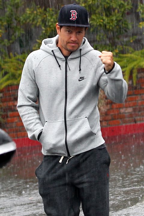 Celebs in the Rain-Celebrities Forget Their Umbrellas