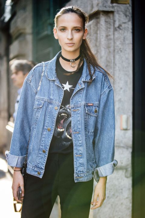 <p>Even a basic denim jacket and t-shirt are upgraded with Kendall's fave necklace. </p>