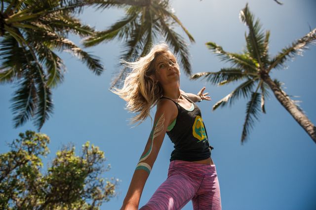 12 Beautiful Beach Yogis to Inspire Your Summer Practice (PHOTOS) - DoYou