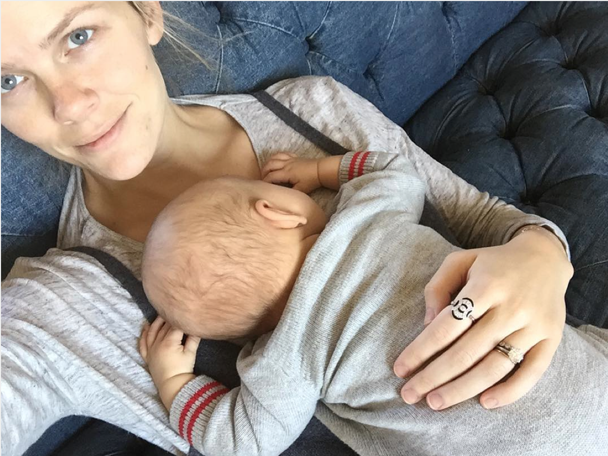 Brooklyn Decker Live Tweets Breast Pump Saga That Led to Her Missing a  Flight