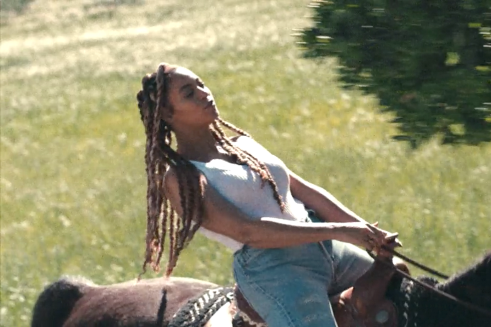 <p>Beyoncé has been reminding us all that she's from Texas throughout her career, and "Daddy Lessons" is a culmination of those reminders. In this video, she's singing a country song and then she's seen riding a horse while rocking some phenomenal, chunky, long braids that swing as she leans under tree branches. </p>