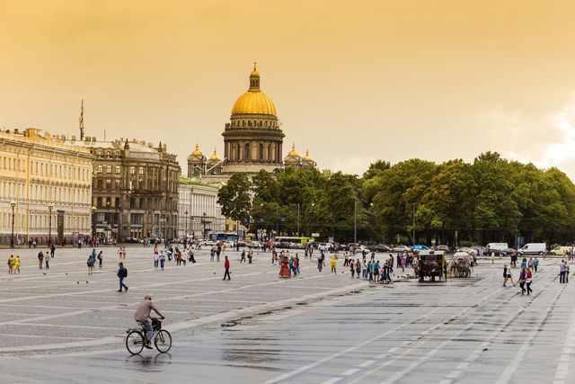 Bicycle tire, Road, Tourism, City, Public space, Urban area, Dome, Street, Bicycle frame, Metropolitan area, 