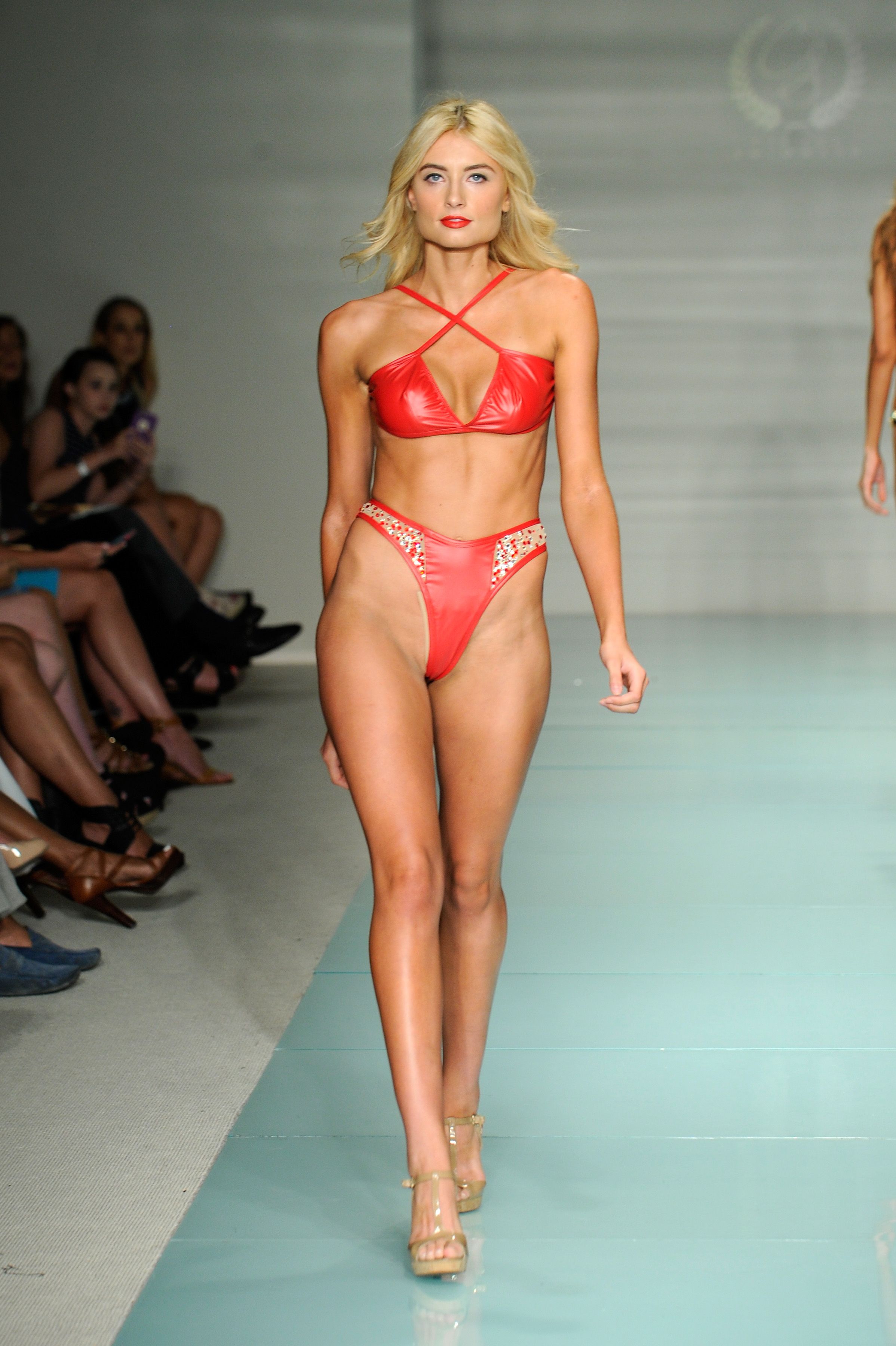 Показ мод мини бикини. Модель Cirone Swim. Miami Swim week модели. Miami Swim week 2017 модели. Модели Cirone Swim lingerie Fashion.