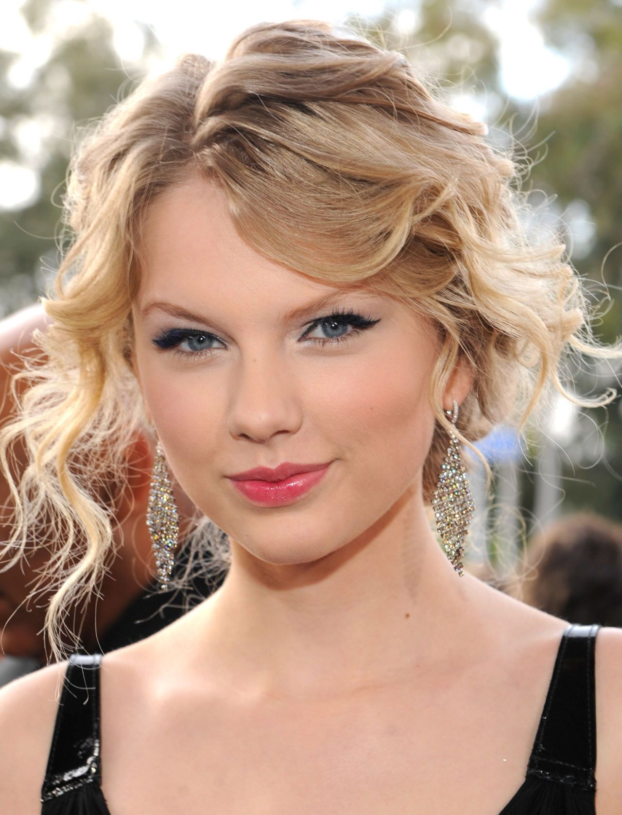 Taylor Swift full fringe hair style