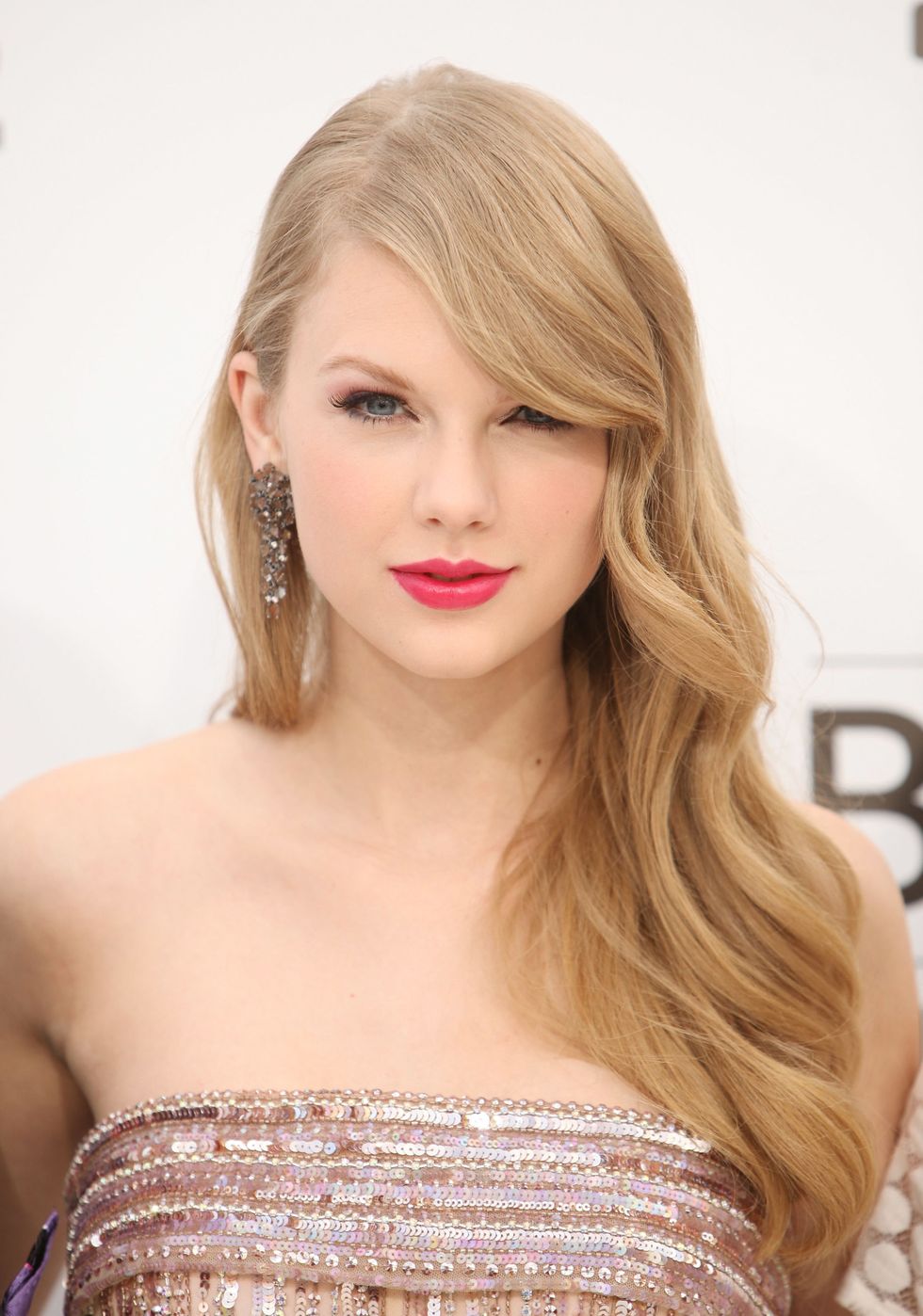 5 Best Taylor Swift Hair Looks - Taylor Swift's Signature Hairstyles