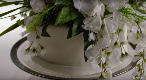 Petal, Serveware, Flowering plant, Dishware, Floral design, Flower Arranging, Cut flowers, Floristry, Saucer, Wedding ceremony supply, 