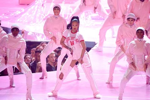 Head, Performing arts, Pink, Performance, Sunglasses, Stage, Goggles, Public event, Dancer, Dance, 